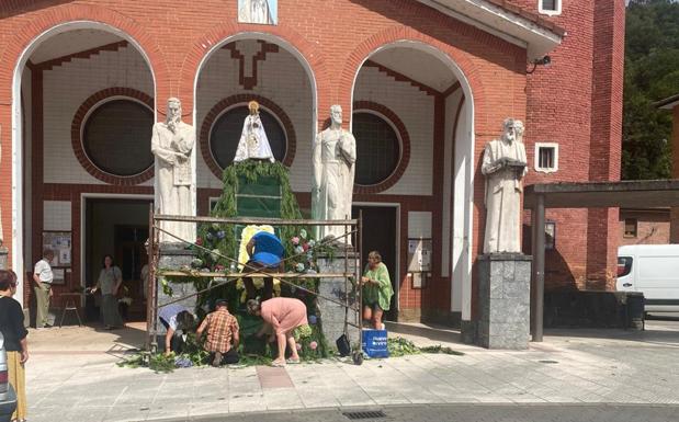 Blimea engalana con un manto floral a la Virgen de las Nieves