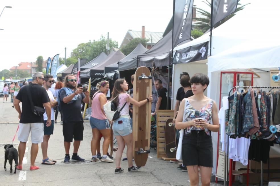 Surf y fiesta familiar con «ambientazo» en la playa de Salinas