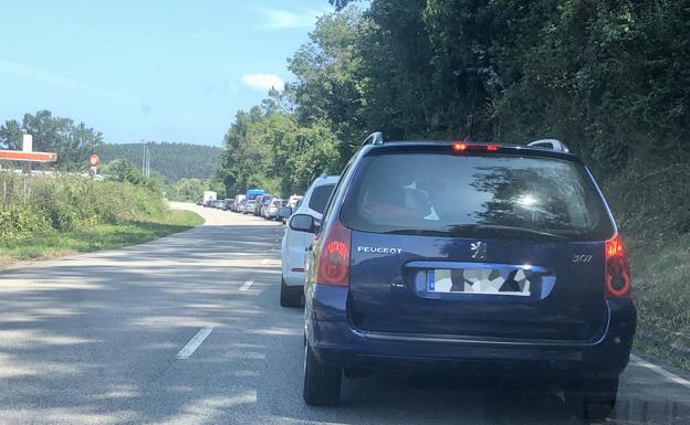 Retenciones en la carretera que une Pravia y Soto del Barco