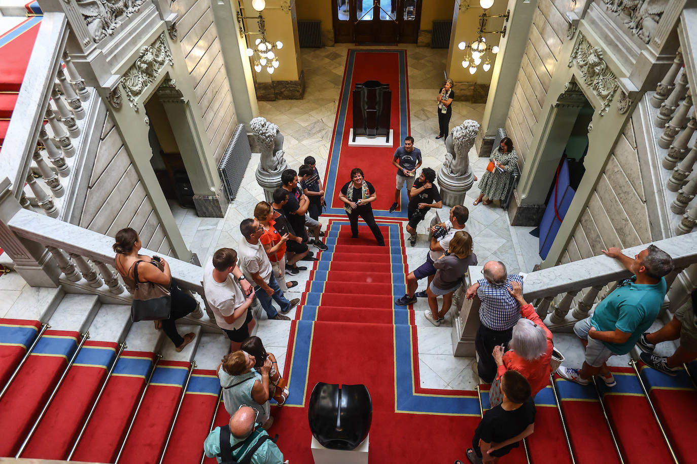 Casi 300 personas visitan la Junta General del Principado