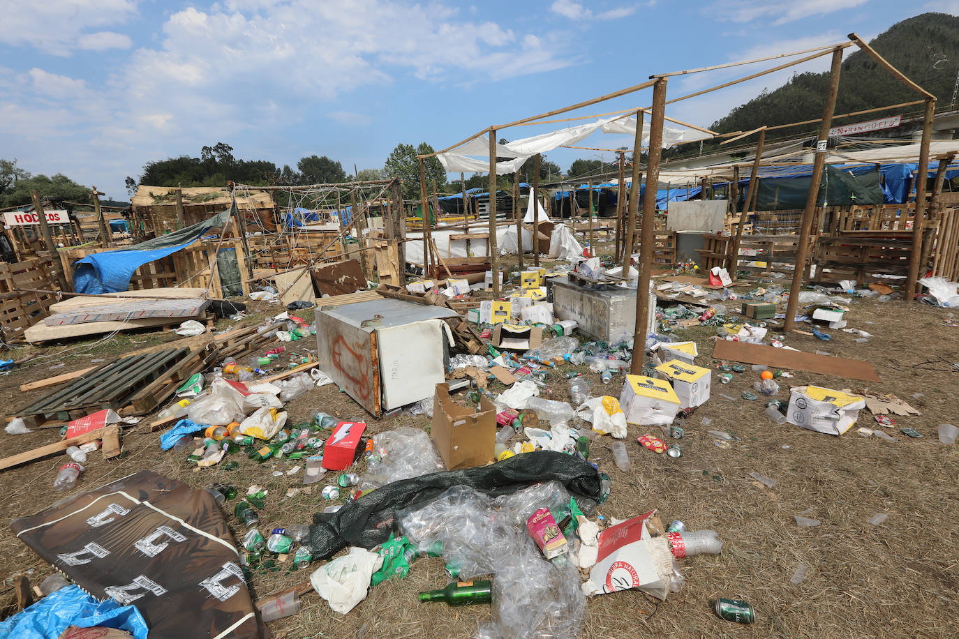 El día después del Xiringüelu: 'tesoros' para la estufa y 44 toneladas de basura