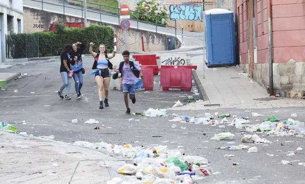 Limpieza en tiempo récord de 200 toneladas de basura en Ribadesella