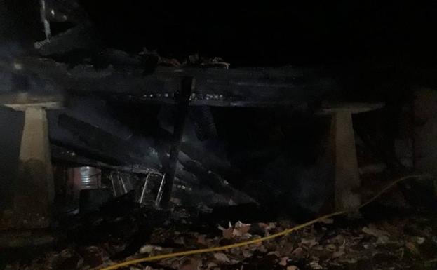Un incendio calcina por completo un hórreo en Villaviciosa