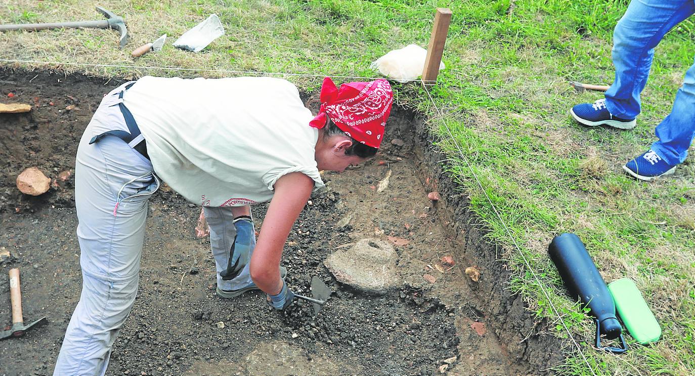 Descubren en la excavación de Lucus Asturum una piedra de molino romano del siglo I