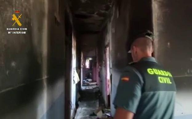 La Guardia Civil rescata a nueve personas en un incendio en Pravia