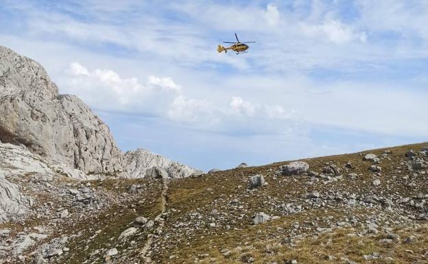 Evacúan en helicóptero a una mujer que se lesionó bajando del Jou de los Cabrones