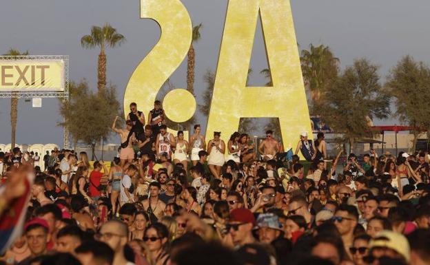 Los sanitarios atienden a varios jóvenes tras volver del Arenal Sound en un bus a más de 40 grados