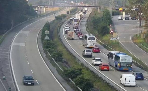Nuevo colapso en la 'Y': un coche averiado provocó fuertes retenciones en sentido Oviedo