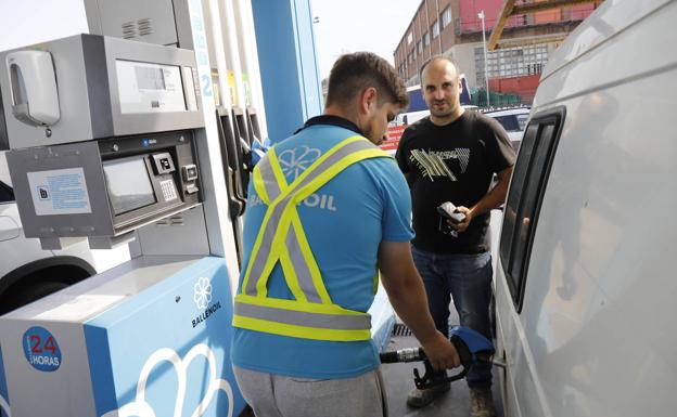 La rebaja del combustible permite repostar en Asturias a precios anteriores a la guerra de Ucrania