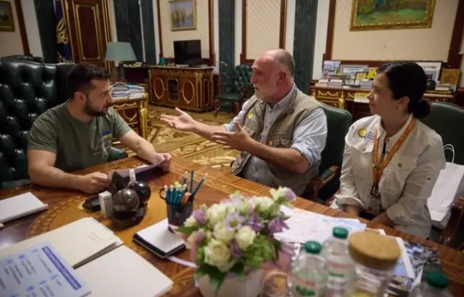 José Andrés se reúne con Zelenski en Ucrania