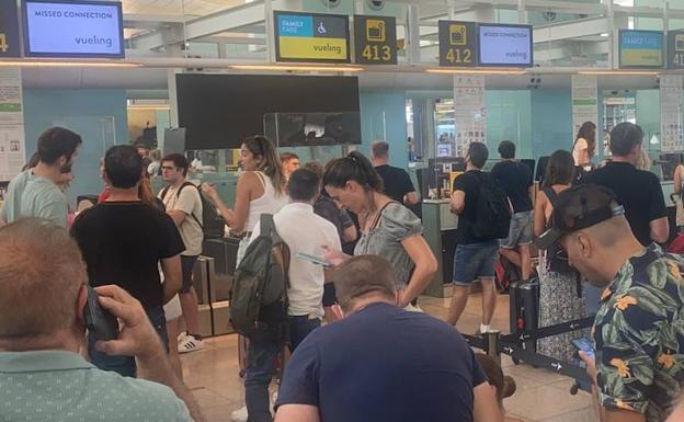 Vueling deja en tierra a 40 viajeros asturianos por 'overbooking'