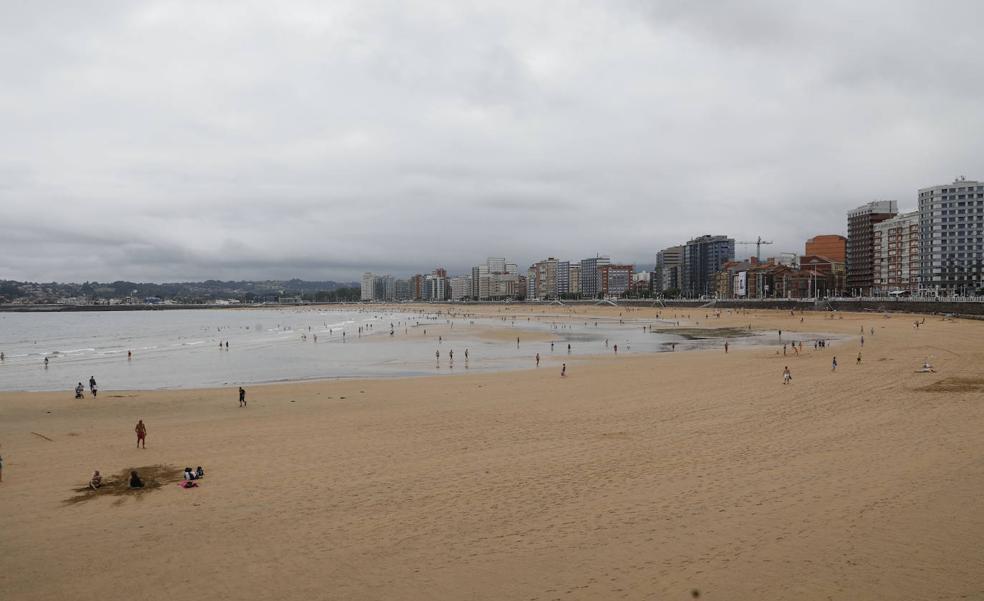 Nubes y cinco grados menos: Asturias vuelve a ponerse la chaqueta este fin de semana