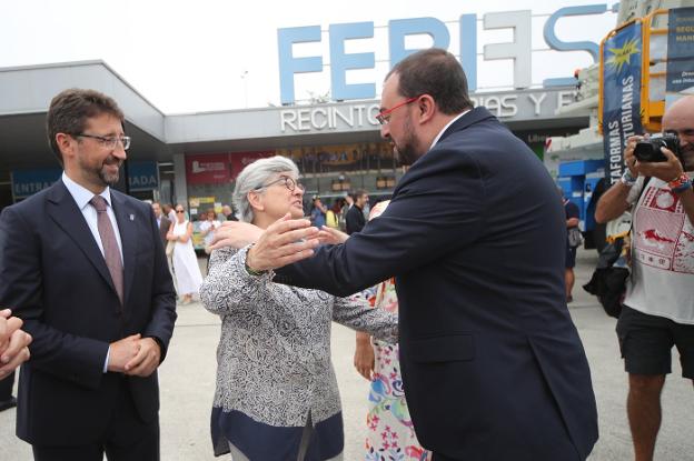 Barbón arropa a Ana González ante un «barullu» que «siempre pasa factura»