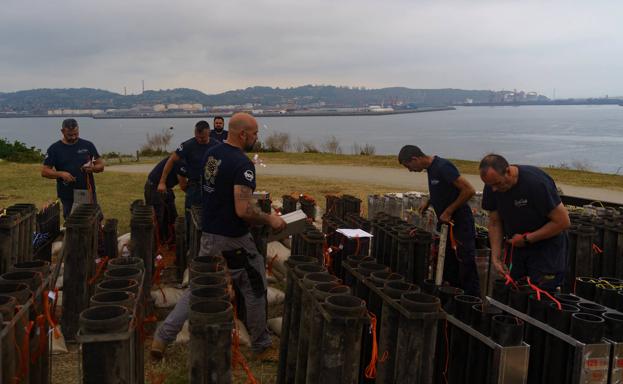 1.700 kilos y 7.000 elementos pirotécnicos para iluminar la noche de Gijón