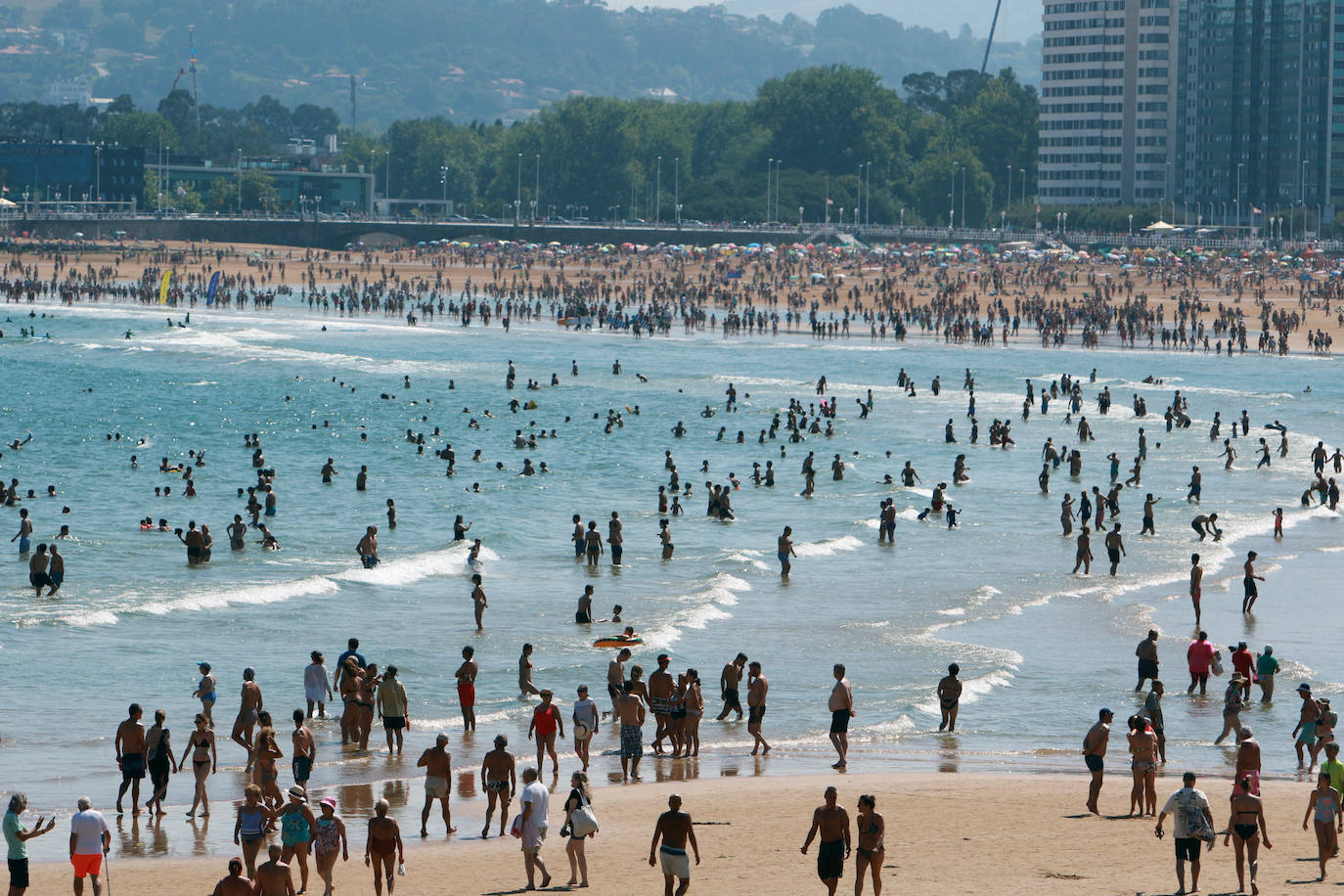 El turismo y el buen tiempo llenan las localidades asturianas