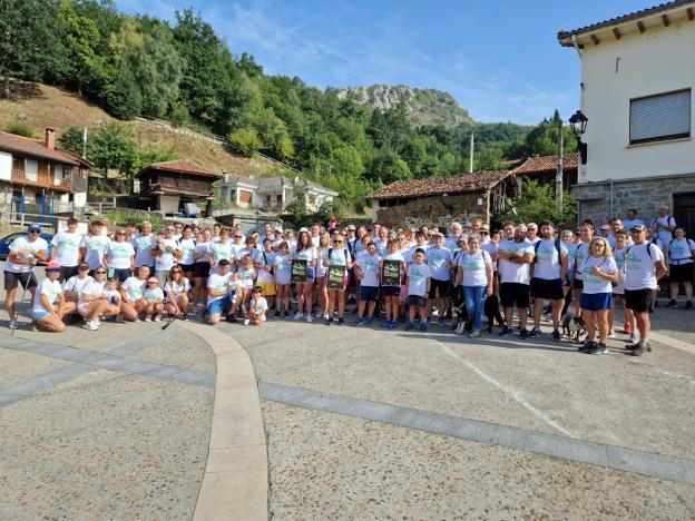 500 personas caminan por Sobrescobio