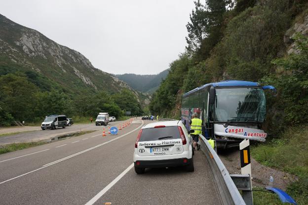 Nueve heridos tras colisionar un autobús y un coche entre Arriondas y Ribadesella