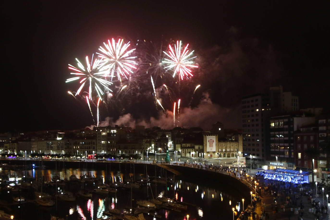 Gijón vive una noche grandiosa y atronadora