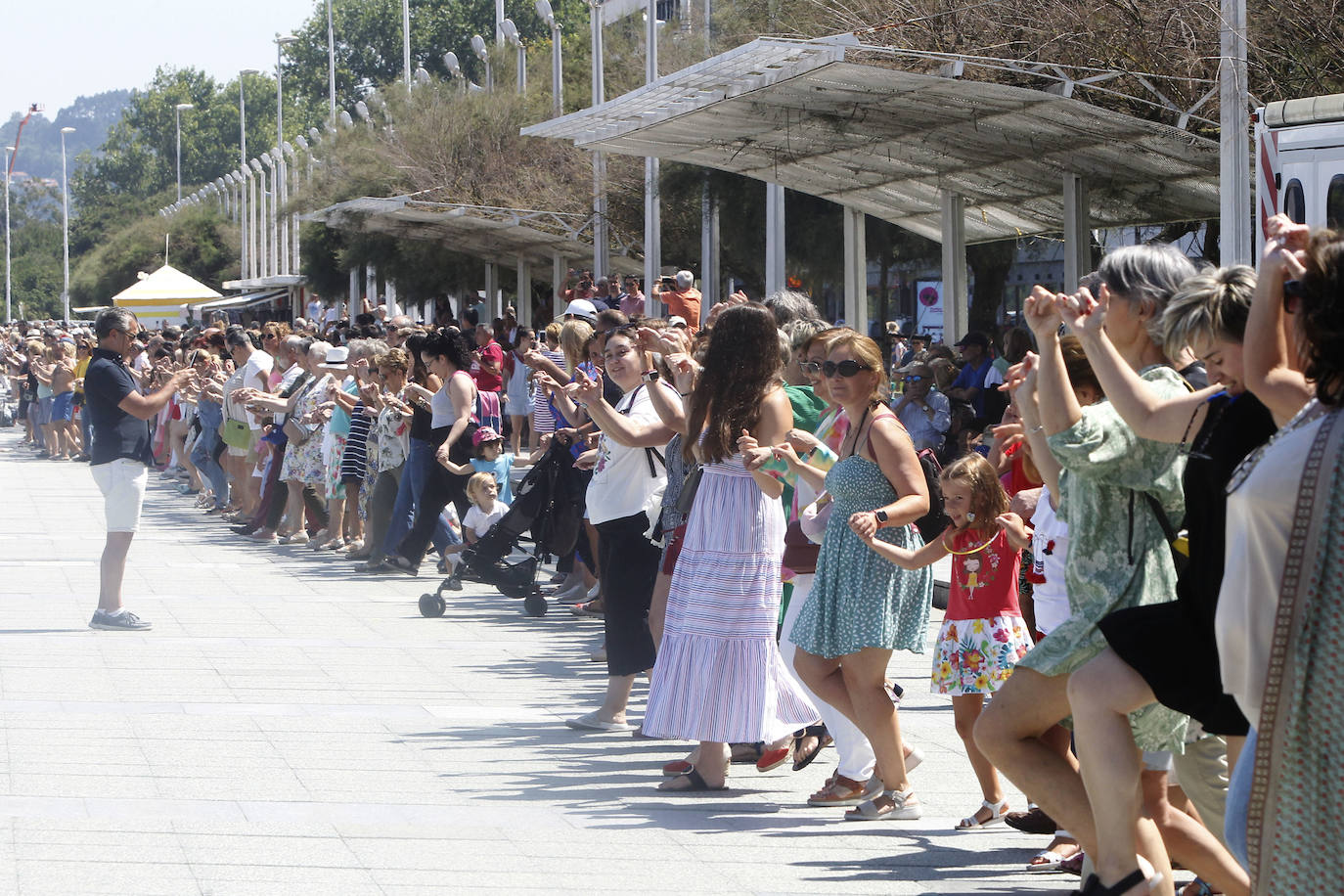 El restallón y la danza prima marcan el final de la Semana Grande en Gijón