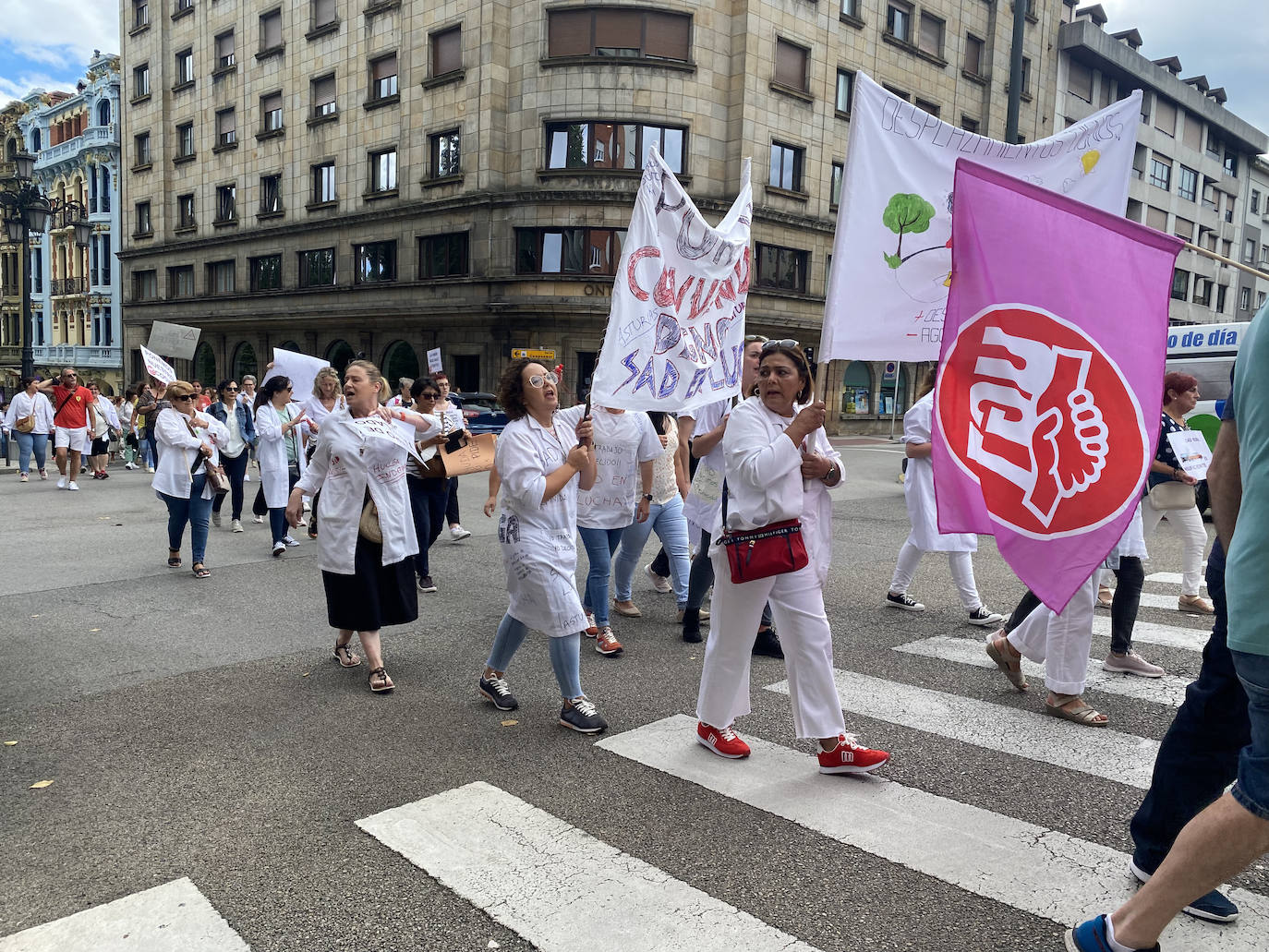 La plantilla ayuda a domicilio toma las calles de Oviedo por un «convenio digno»