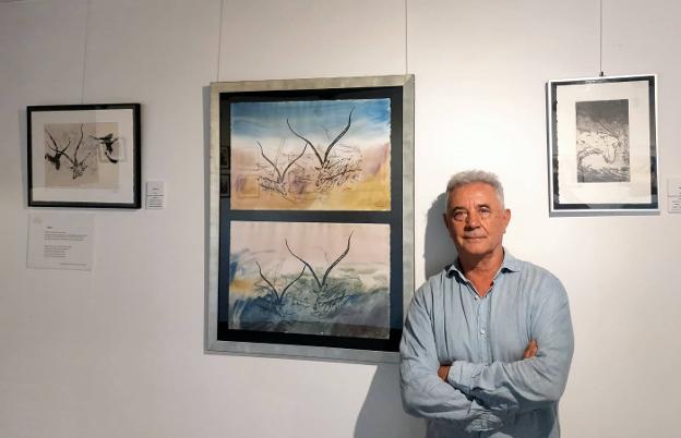 El artista Ángel Cajal inaugura en el palacio Valdés Bazán la muestra de arte 'Diluculum'