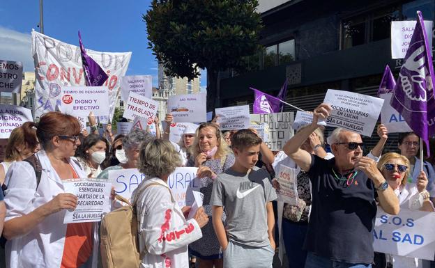 «Necesitamos un salario que nos permita llegar a fin de mes», claman en Oviedo las trabajadoras de ayuda a domicilio en Asturias