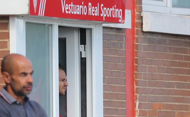 Fran Villalba se despide del vestuario del Sporting