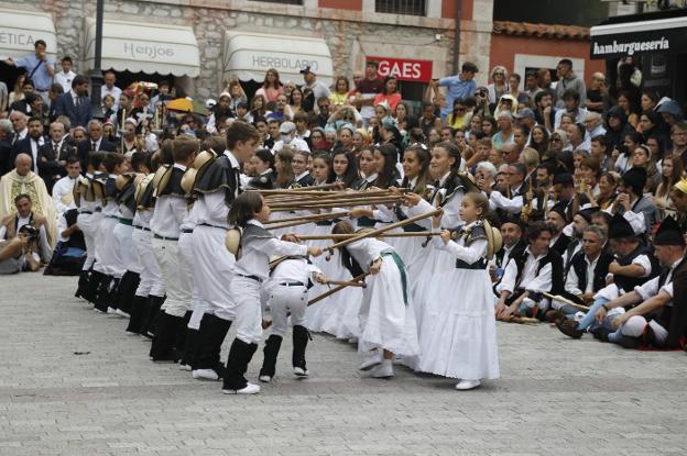 San Roque se impone a la lluvia y llena Llanes con la tradición por bandera