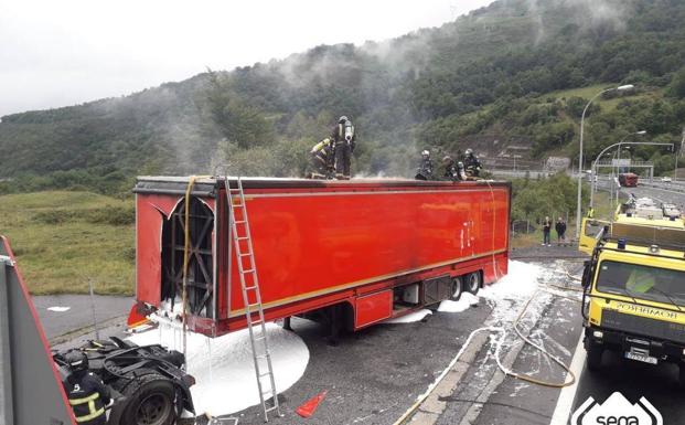 Arde un camión orquesta en la autopista del Huerna, en Lena