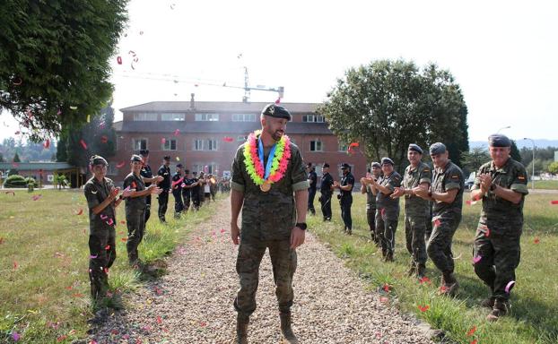 Recibimiento con honores al piragüista Carlos Arévalo, soldado del Regimiento Príncipe Número 3