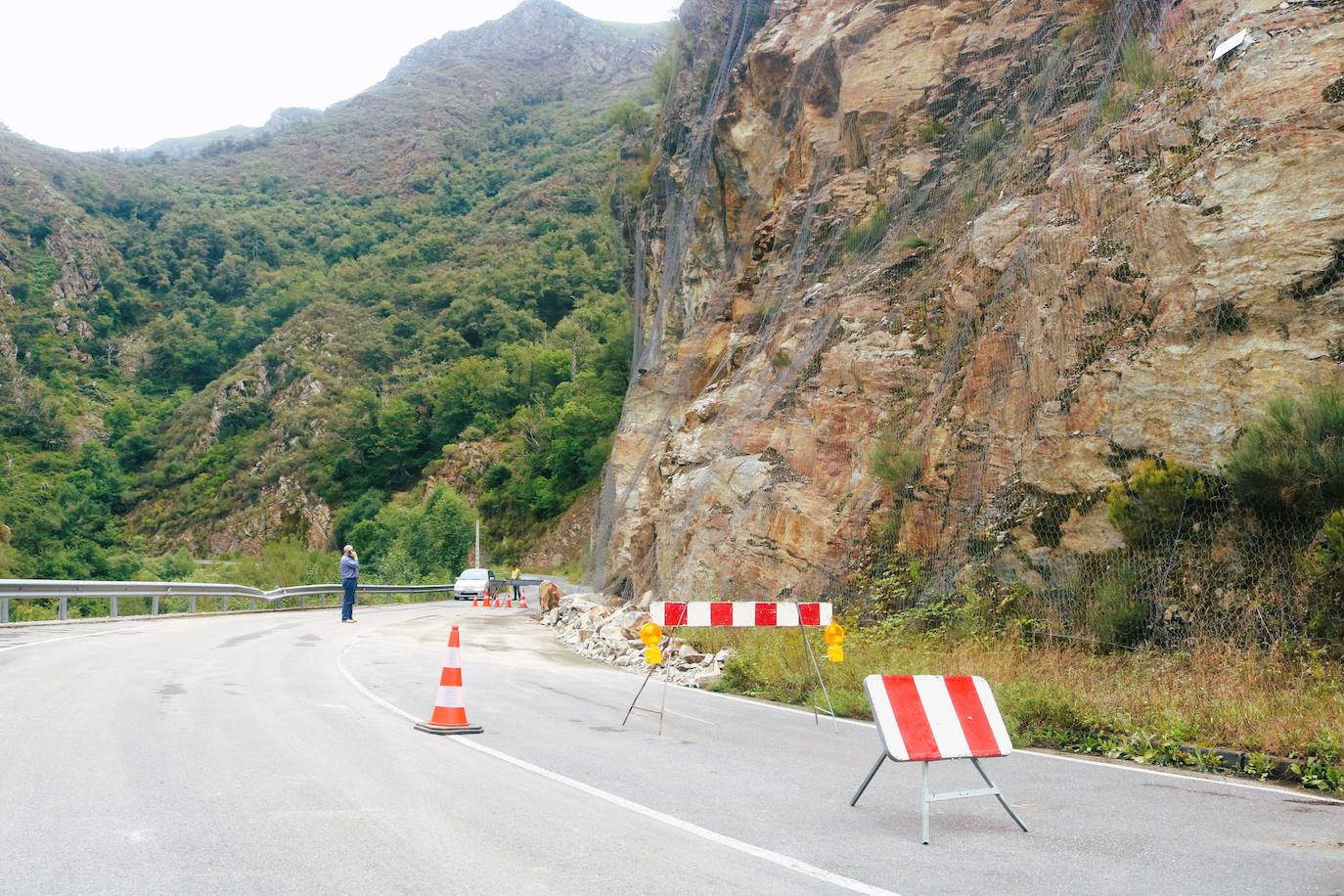 Así es el argayo que ha cortado la comunicación entre Ibias y Cangas del Narcea