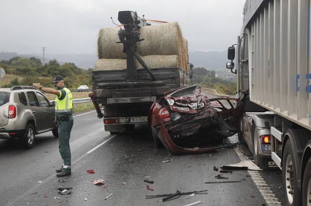 Un coche queda empotrado entre dos camiones por los vehículos parados tras otro siniestro