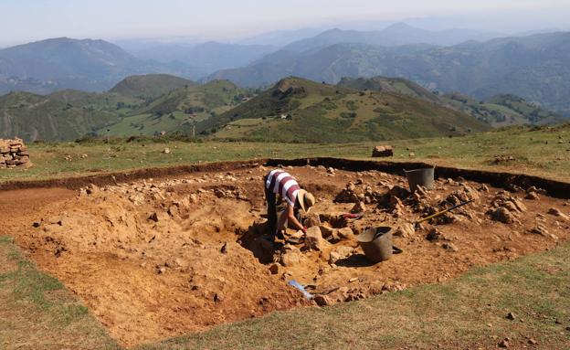 Hallan en Belmonte de Miranda un túmulo megalítico de tipología desconocida en Asturias