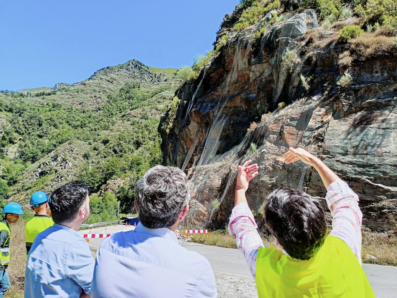 Así van las obras para asegurar el talud tras el argayo en la AS-29