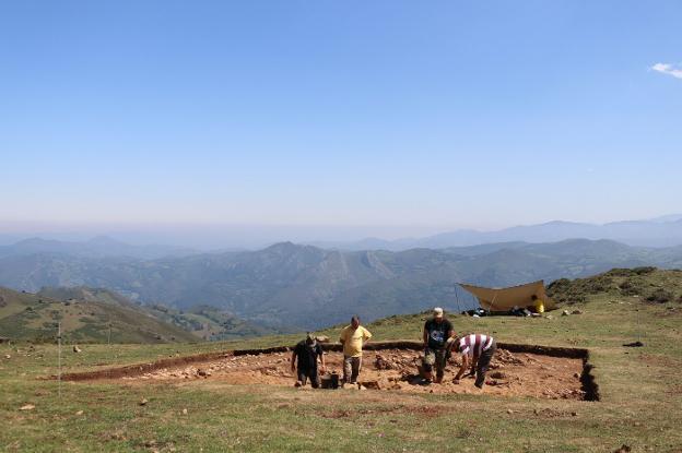 Hallan un túmulo megalítico con cámaras funerarias excavadas en la roca en Belmonte