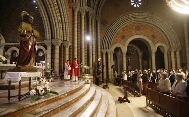 Los feligreses de La Felguera piden a su párroco el final de los funerales comunitarios