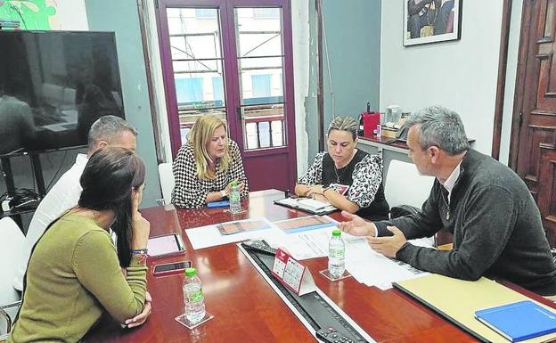 Langreo empieza a diseñar el proyecto para renovar el deteriorado barrio de Urquijo