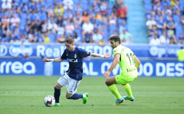 El Real Oviedo gana en el Tartiere con un gol de penalti de Borja Bastón