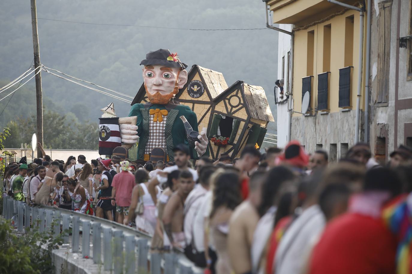 Monumental fiesta al agua en el Descenso Folclórico del Nalón