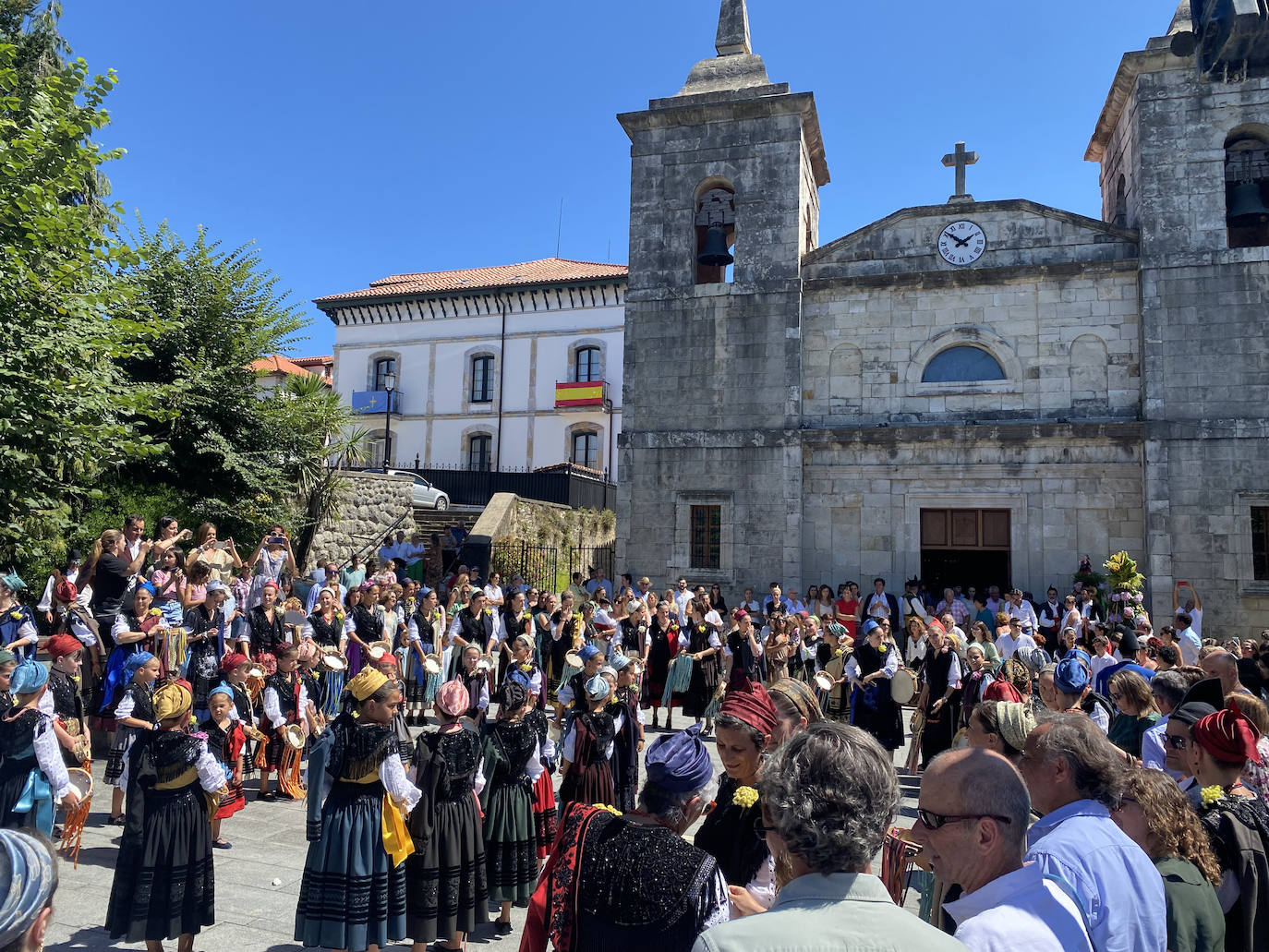 La Sacramental llena de color y vida las calles de Colombres