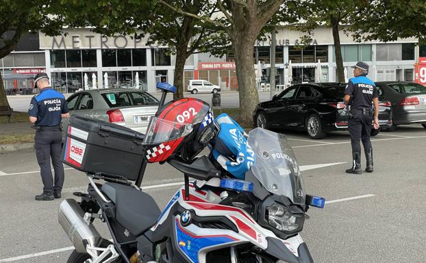 Retiran los vehículos aparcados en la explanada de El Molinón