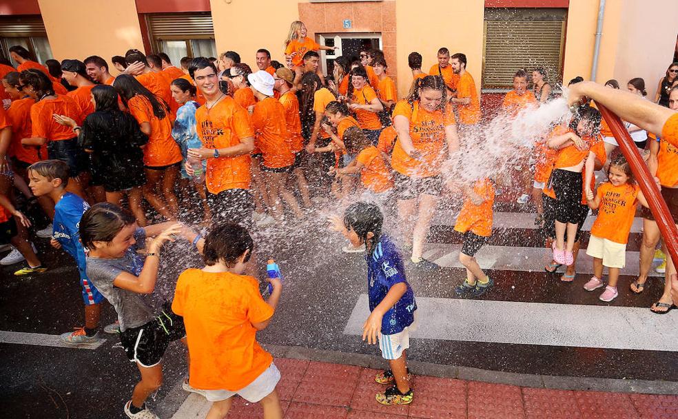 Lugo de Llanera arranca sus fiestas 'pingando'