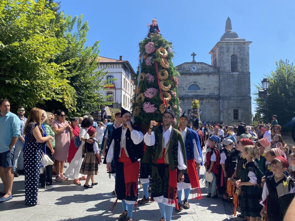 La Sacramental llena de color y vida las calles de Colombres