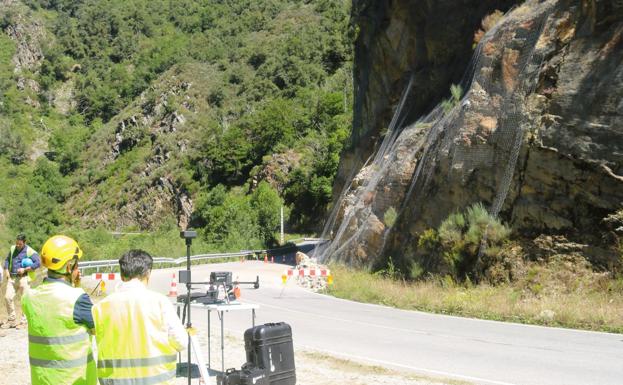 Una grúa de 50 metros y un robot de una tonelada para contener el argayo de la AS-29