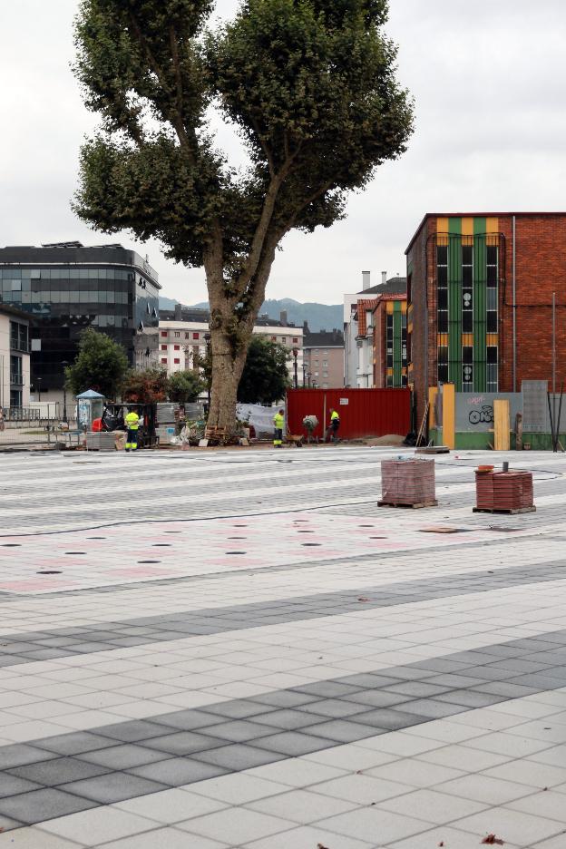 La felguerina plaza Merediz lucirá las 'letronas' de Langreo como reclamo turístico