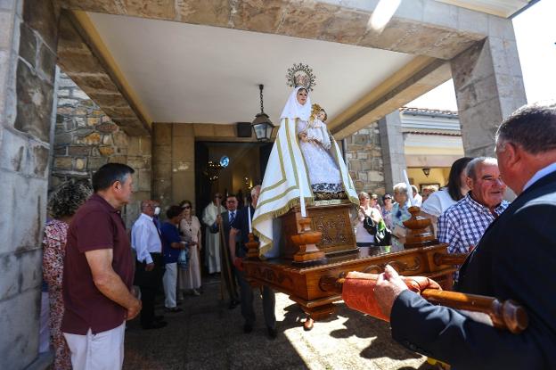 La procesión de Santa María vuelve a llenar Lugo de Llanera