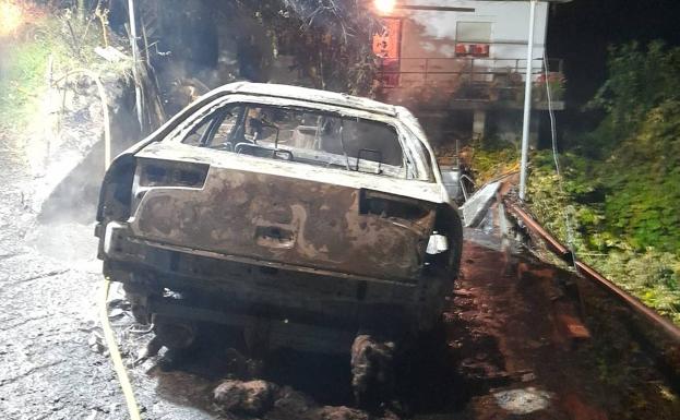 Arde un coche de madrugada en Belmonte de Miranda