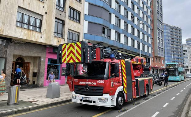 Los bomberos sofocan un incendio en un piso de Gijón