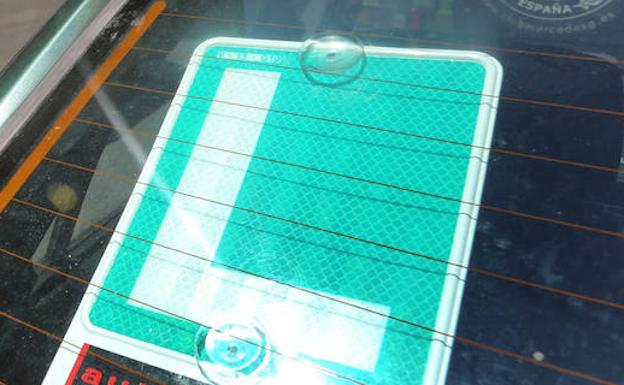 La petición viral de una conductora novata escrita en la luneta del coche que arrasa en TikTok