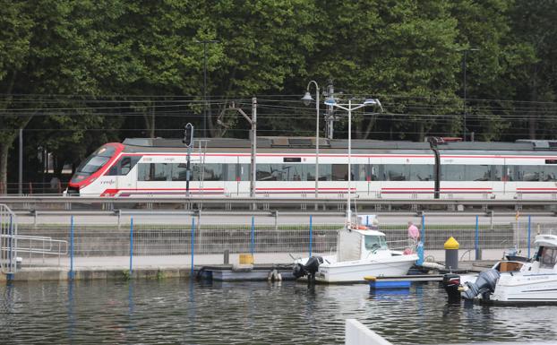 ¿Por qué hay que pagar una fianza para el abono gratuito de Renfe?